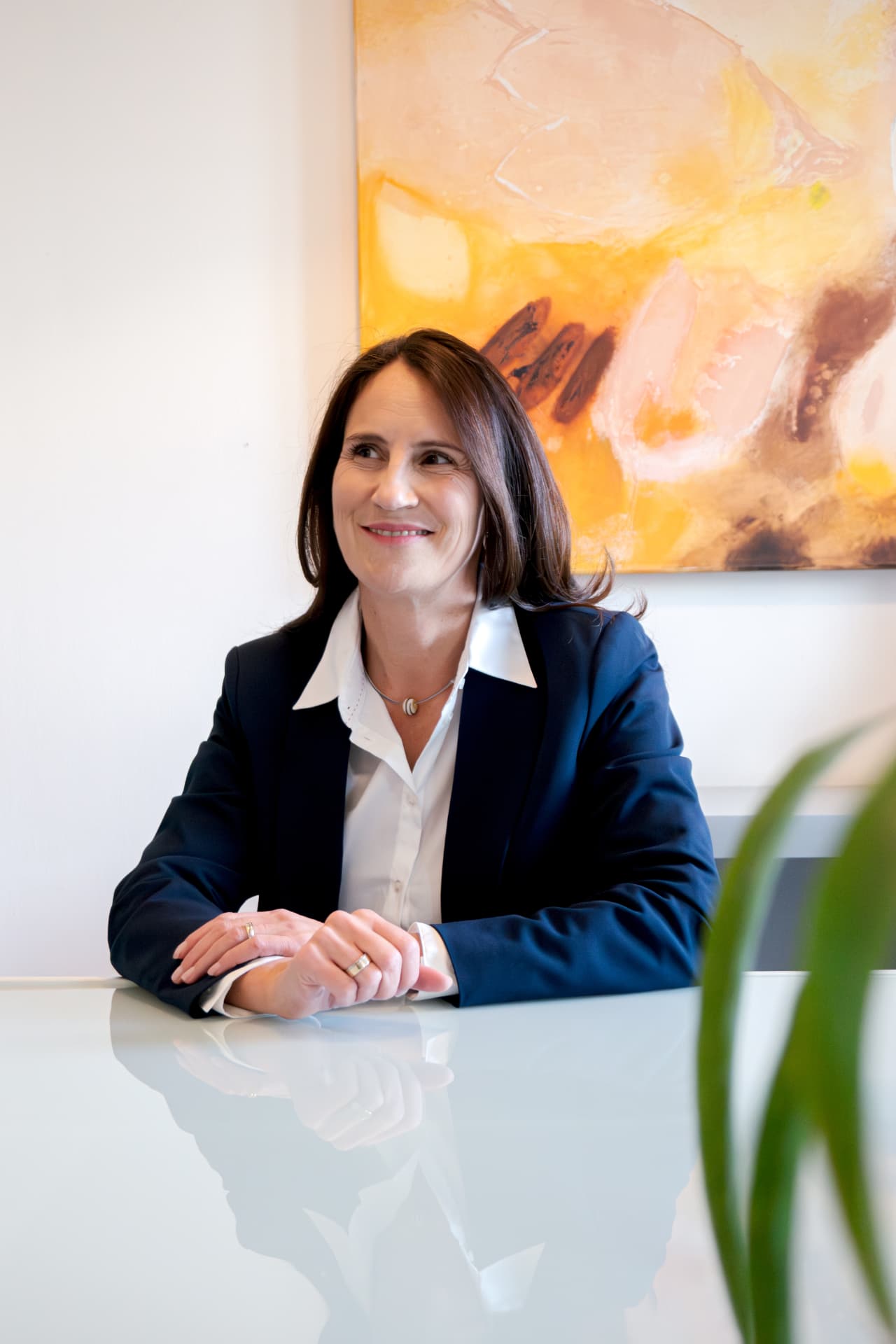 Gudrun Ogris in a professional working conversation